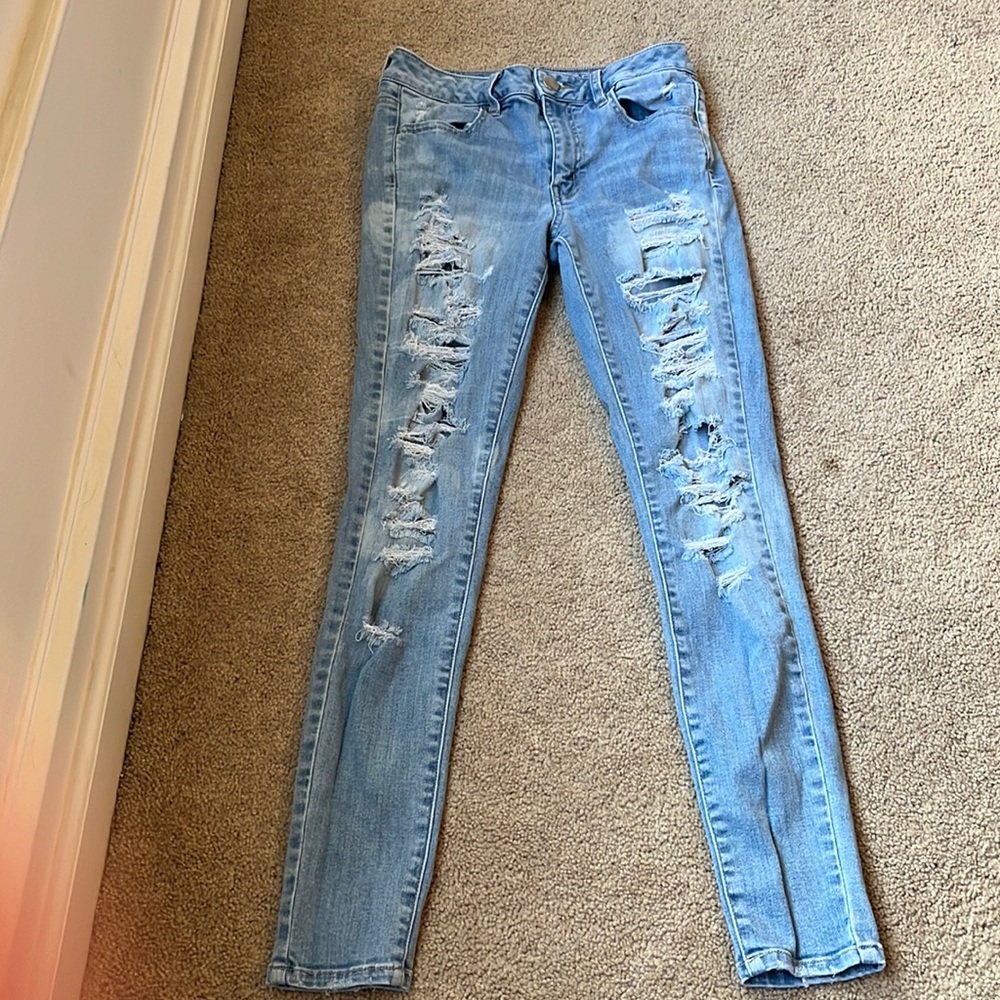 American Eagle Outfitters ripped jeans, size 4. EUC!